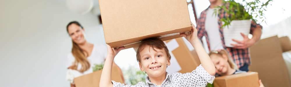 Kinder helfen beim Umzugsunternehmen Kinder helfen beim Umzugsunternehmen